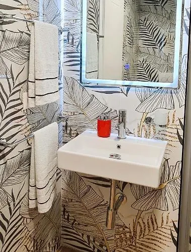 2v1 - Center 3 Apartament Tirana